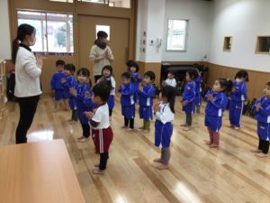 画像:1月25日(火)  ２歳児　もも組・すみれ組の様子と餅リンピックの表彰式☆