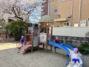 画像:3月28日（火）２歳児クラスお外遊びの様子