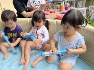画像:6月26日（月）2〜5歳児水遊び・1歳児七夕製作