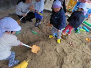 画像:2月17日(月)1歳児クラスと3歳児クラスの様子☆