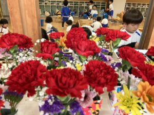 画像:5月9日(金)幼児クラスフラワーアレンジメントの様子♪