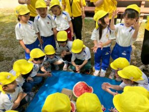 画像:お泊まり保育②山の家・スイカ割り！