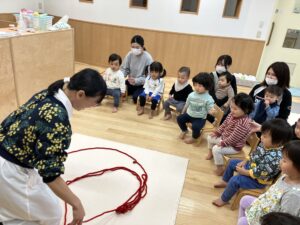 画像:12月1日(月) 0歳児、1歳児クラスの様子