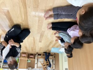 画像:12月8日(月)0，1歳児クラスの様子と4歳児羽子板遊び♪