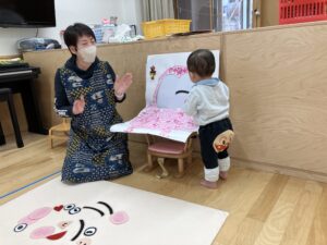 画像:1月13日(火)0，1歳児の様子☆